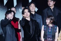 フォトセッションでピースを決める登壇者たち。