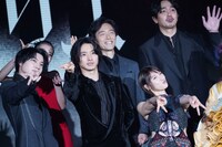 フォトセッションでピースを決める登壇者たち。