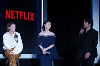 軽食の話をする青柳翔（右）に、「アクションの話を聞かれてるんですよ？」と指摘する三吉彩花（左）。