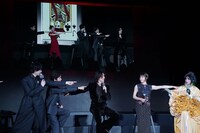 “「ゆびさし」げぇむ”に興じる登壇者たち。