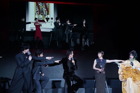 “「ゆびさし」げぇむ”に興じる登壇者たち。