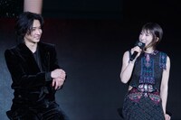 左から山崎賢人、土屋太鳳。