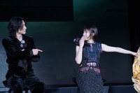 「“げぇむ”でバディを組むなら？」という質問で土屋太鳳を指す山崎賢人（左）、仲里依紗を指す土屋太鳳（右）。