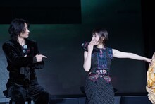 「“げぇむ”でバディを組むなら？」という質問で土屋太鳳を指す山崎賢人（左）、仲里依紗を指す土屋太鳳（右）。