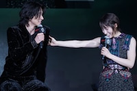 「バディを組むなら？」という質問で、山崎賢人（左）を指名しなかったため詫びる土屋太鳳（右）。