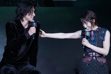 「バディを組むなら？」という質問で、山崎賢人（左）を指名しなかったため詫びる土屋太鳳（右）。