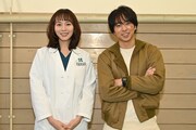 左から武蔵裕子役の比嘉愛未、武蔵三郎役の櫻井翔。