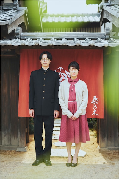 桑乃木いち日（右）と山口周（左）のキャラクタービジュアル。