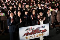「仮面ライダーギーツ×リバイス MOVIEバトルロワイヤル」公開記念舞台挨拶の様子。前列左から池田鉄洋、大貫勇輔、前田拳太郎、簡秀吉、倖田來未、柴崎貴行。後列左から井本彩花、日向亘、佐藤瑠雅、星乃夢奈、杢代和人、青島心。