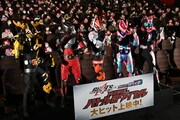 左から仮面ライダーシーカー、仮面ライダー龍騎、仮面ライダーギーツ、仮面ライダーリバイ、仮面ライダーバイス。