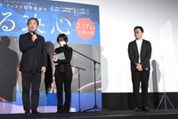 左から挨拶をするパク・チャヌク、その様子を見守る古家正亨。