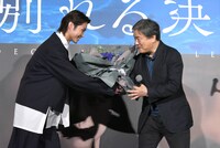 パク・チャヌク（右）に花束を手渡す磯村勇斗（左）。