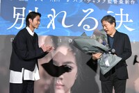 磯村勇斗（左）から花束を受け取ったパク・チャヌク（右）。