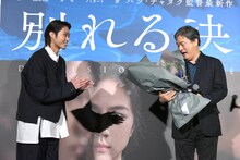 磯村勇斗（左）から花束を受け取ったパク・チャヌク（右）。