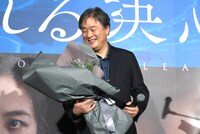 磯村勇斗からもらった花束をうれしそうに見つめるパク・チャヌク。