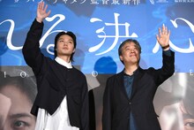 手を振る磯村勇斗（左）とパク・チャヌク（右）。