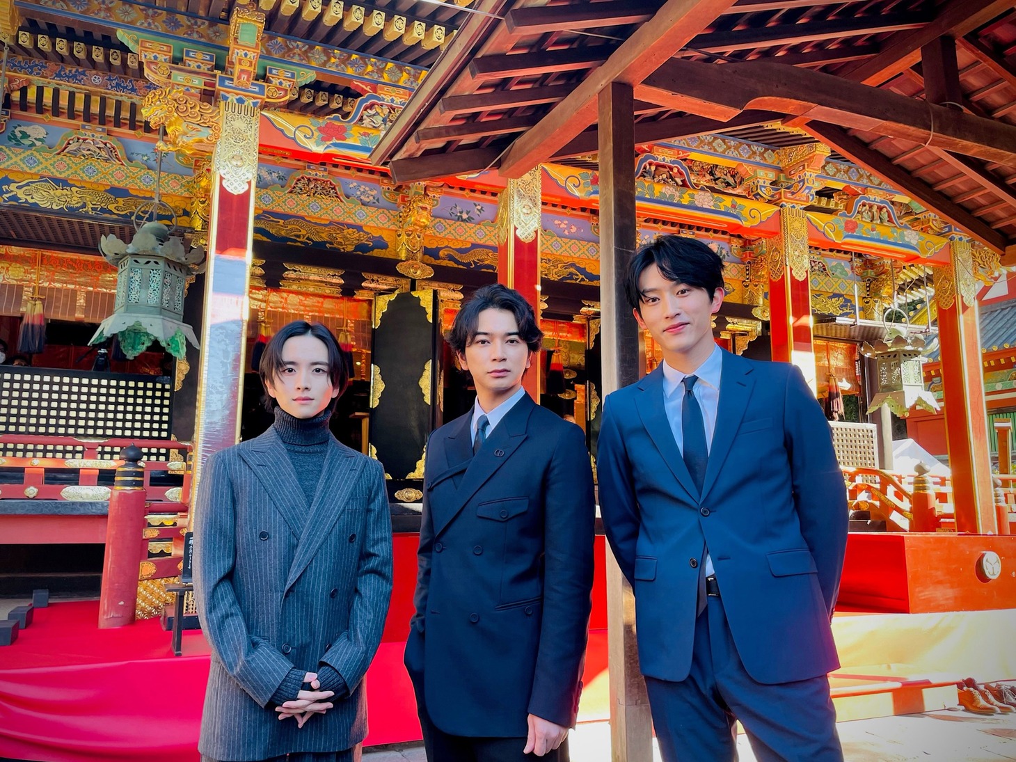 左から板垣李光人、松本潤、杉野遥亮。