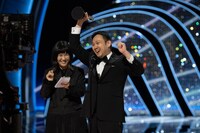 第94回アカデミー賞授賞式より、濱口竜介（右）。(c)Blaine Ohigashi / A.M.P.A.S.