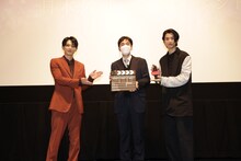 日本最北の劇場へ映画を届けた証として、スタッフ（中央）にカチンコを手渡した吉沢亮（左）と渡邊圭祐（右）。
