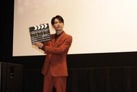 カチンコを手にした吉沢亮。