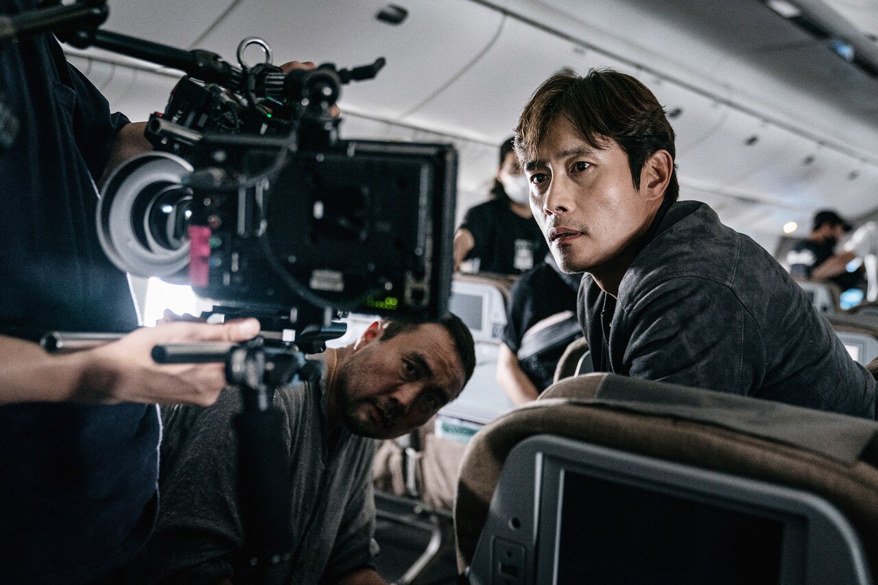 「非常宣言」イ・ビョンホンのインタビュー収めたメイキング映像が解禁