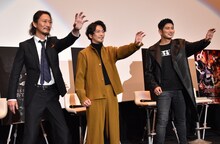 変身ポーズを披露する萩野崇（左）、須賀貴匡（中央）、松田悟志（右）。