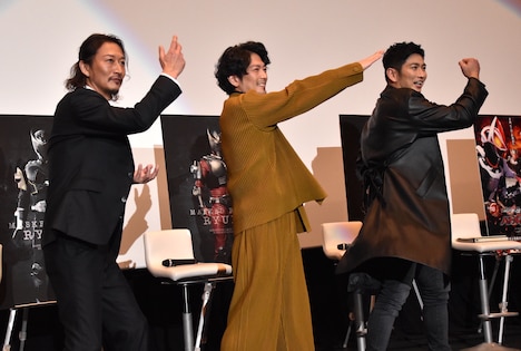 変身ポーズを披露する萩野崇(左)、須賀貴匡(中央)、松田悟志(右)。