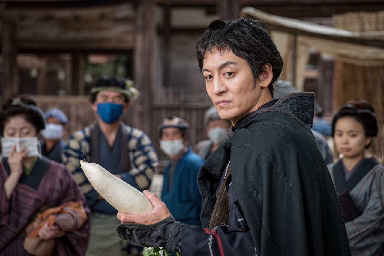 「近江商人、走る！」とろサーモン村田秀亮、コウメ太夫らの姿捉えた新場面写真