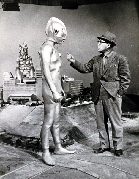 左からウルトラマン、円谷英二。 (c)円谷プロ