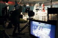 「ウルトラマン対アボラス」の撮影現場を再現。 (c)円谷プロ