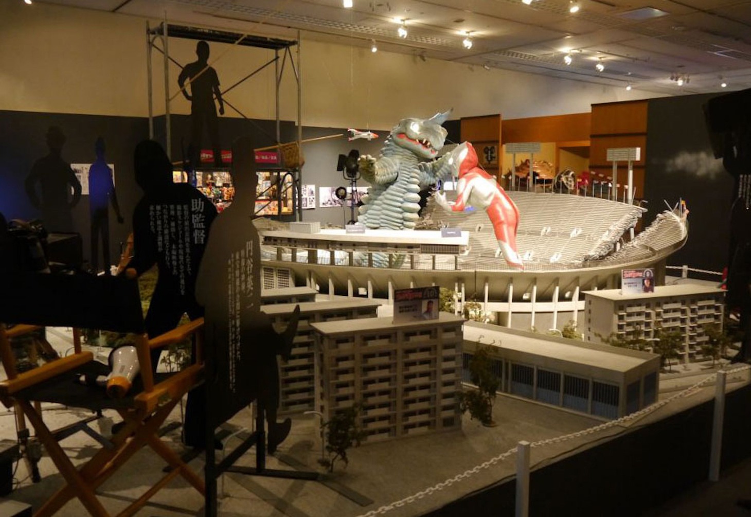 「ウルトラマン対アボラス」の撮影現場を再現。 (c)円谷プロ