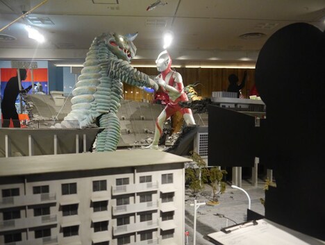 「ウルトラマン対アボラス」の撮影現場を再現。 (c)円谷プロ
