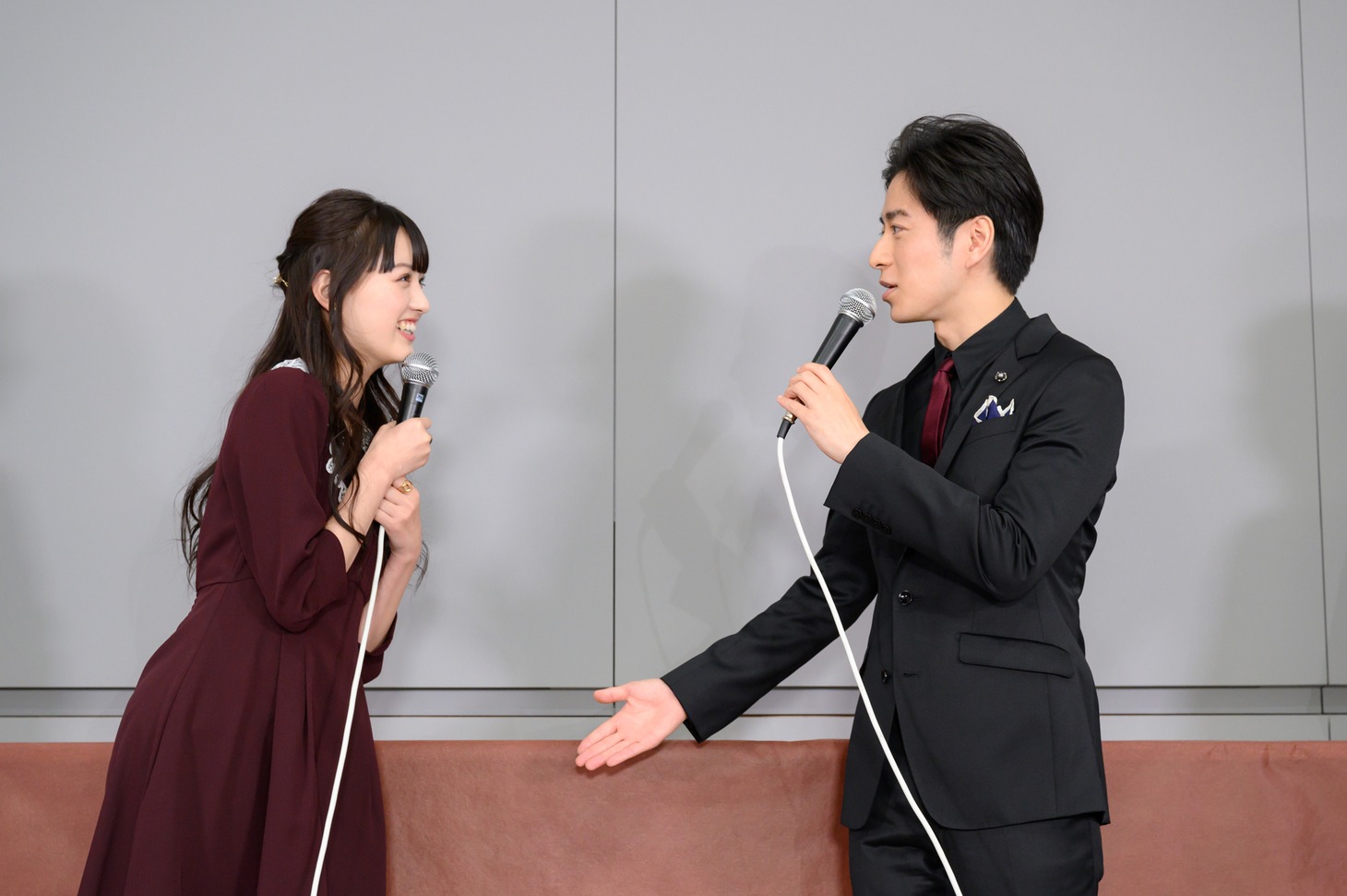 左から鶴嶋乃愛、村井良大。