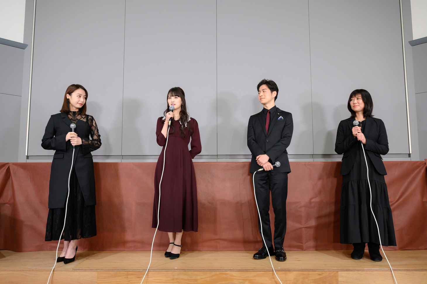 「あなたは私におとされたい」制作発表会見の様子。