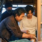 「ファミリア」役所広司と吉沢亮がろくろを回すメイキング写真公開