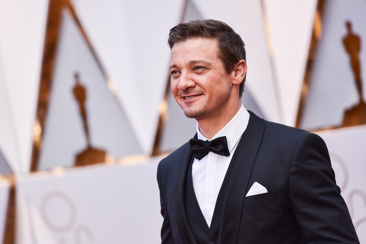 ジェレミー・レナーが事故後に初のSNS更新「皆さんに愛を」