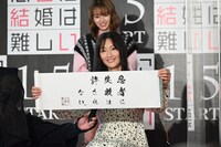 巻物を広げる菜々緒（手前）。