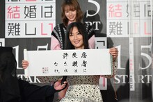 巻物を広げる菜々緒（手前）。