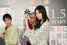 手裏剣チャレンジを行う菜々緒。