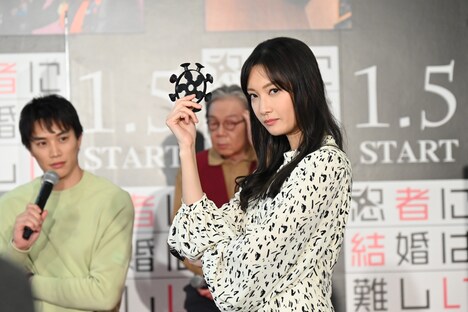 手裏剣チャレンジを行う菜々緒。