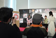 手裏剣チャレンジを行う菜々緒。