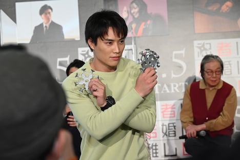 手裏剣チャレンジを行う鈴木伸之。