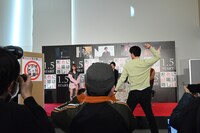 手裏剣チャレンジを行う鈴木伸之。