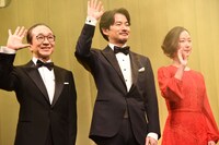 左から小日向文世、竹野内豊、黒木華。