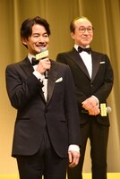 竹野内豊（左）