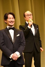 小日向文世（右）