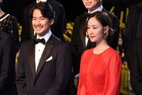 左から竹野内豊、黒木華。