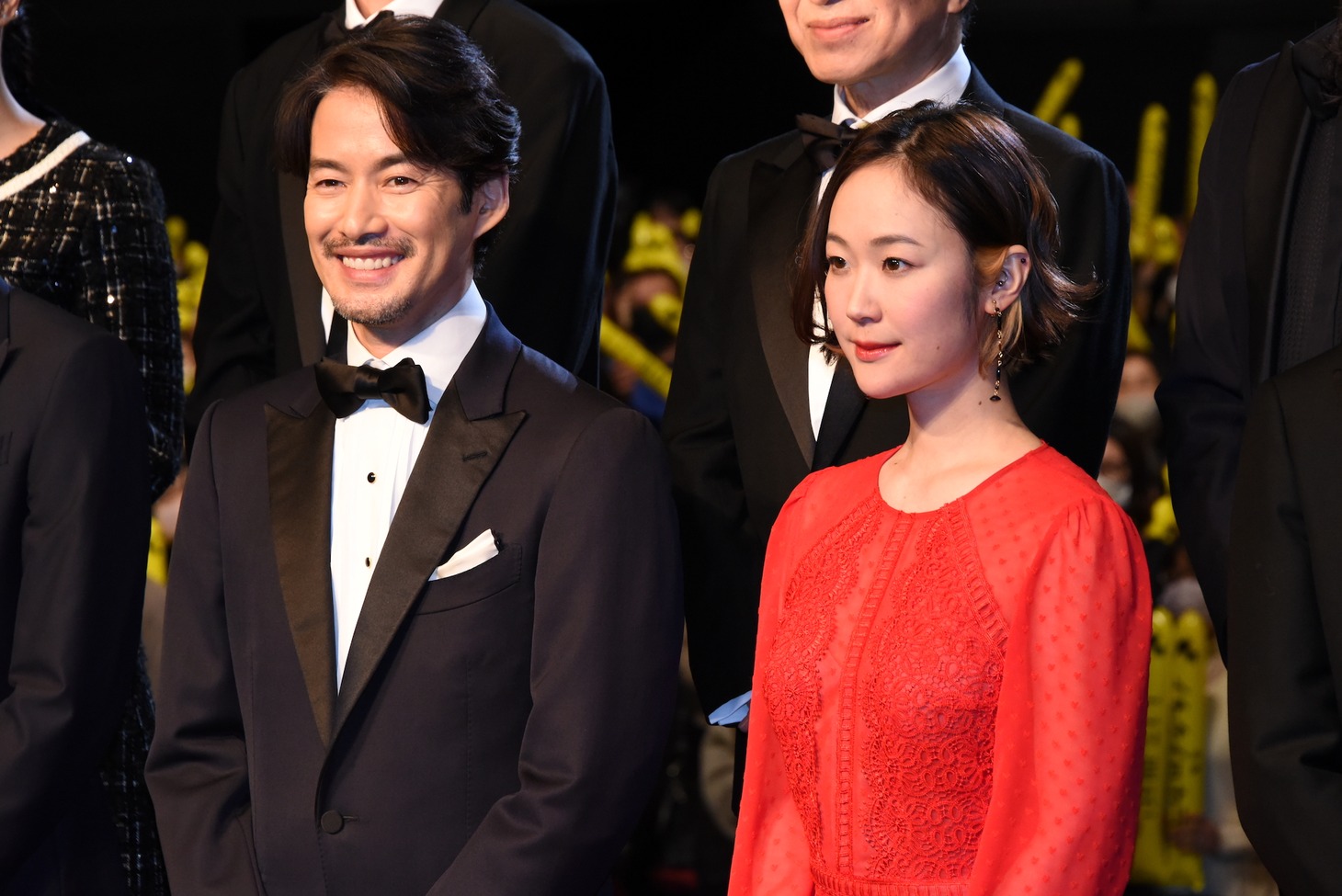 左から竹野内豊、黒木華。