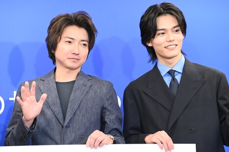 左から藤原竜也、日向亘。