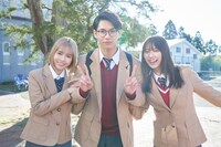 左から新條由芽、小宮璃央、川津明日香。